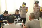Wakapolres-Gresik-Kompol-Danu-Anindhita-cek-petugas-yang-jalani-pemeriksaan-kesehatan.jpg
