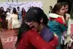 Berpakaian Baju Adat SMAN 1 Dengarkan Kelulusan