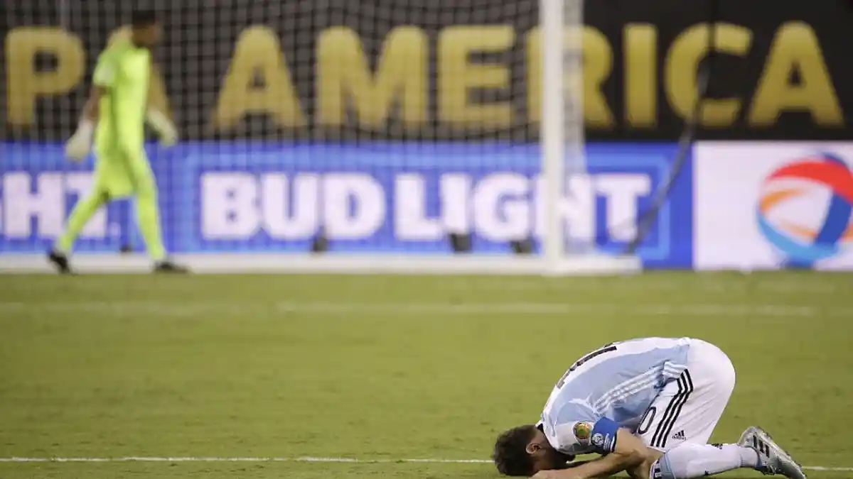 Bola yang Bikin Lionel Messi Pensiun Dijual Seharga Rp 392 Juta