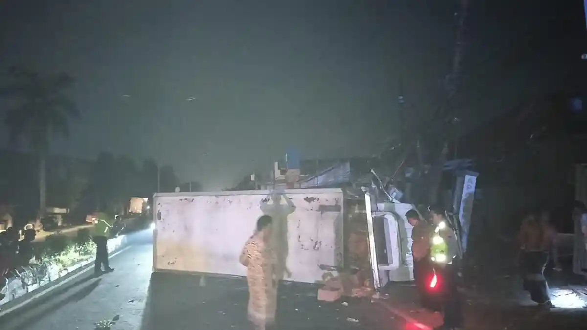 Kecelakaan di Pantura Tegal, Truk Boks Muatan Sosis Hilang Kendali, Terguling Usai Tabrak Tiang