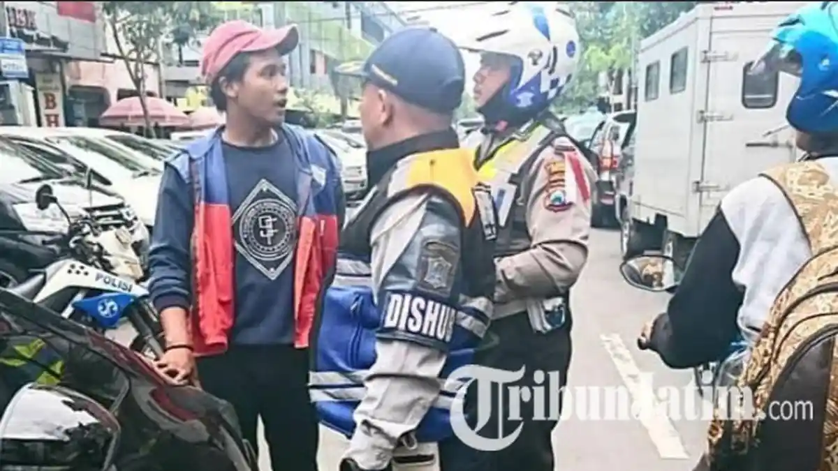 Razia Kendaraan Dishub Surabaya di Jl Genteng Besar, Ada Jukir Liar Menolak Ditertibkan