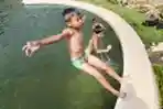 Anak-Anak Berenang Di Taman Kota