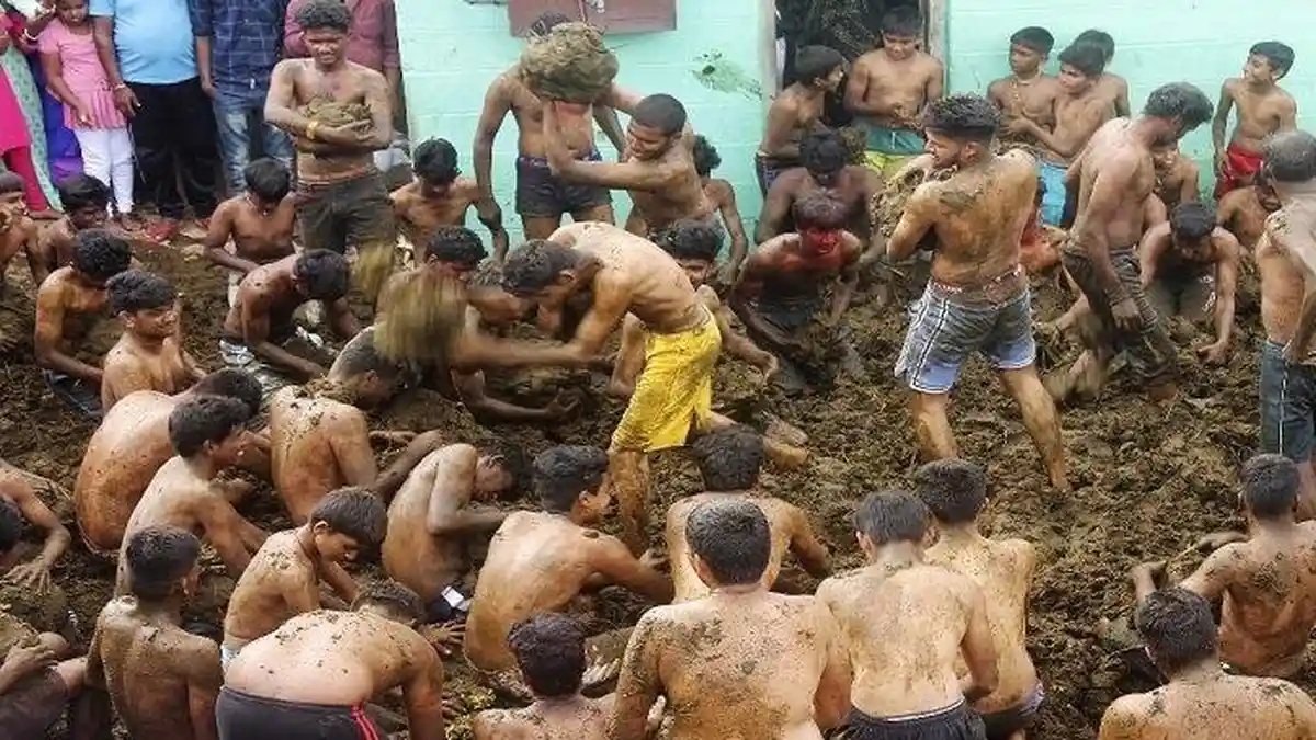 Warga India Baluri Tubuh Pakai Kotoran Sapi Agar Terbebas dari Covid-19, Dokter: Belum Terbukti