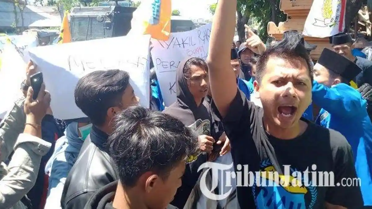 Gelar Aksi Saat Pelantikan DPRD Jatim, PMII Bawa 'Kado' Sembilan Tuntutan