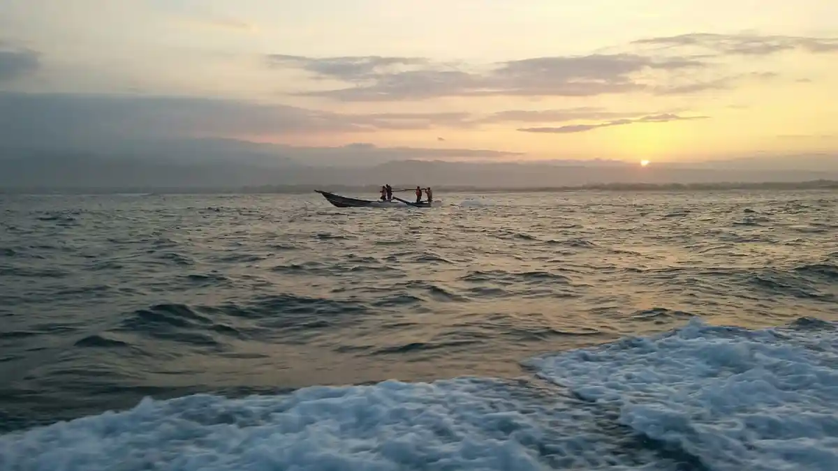 Perahu Nelayan Terbalik di Pantai Santolo, Seorang Tewas dan Dua Orang Lagi Masih Dicari