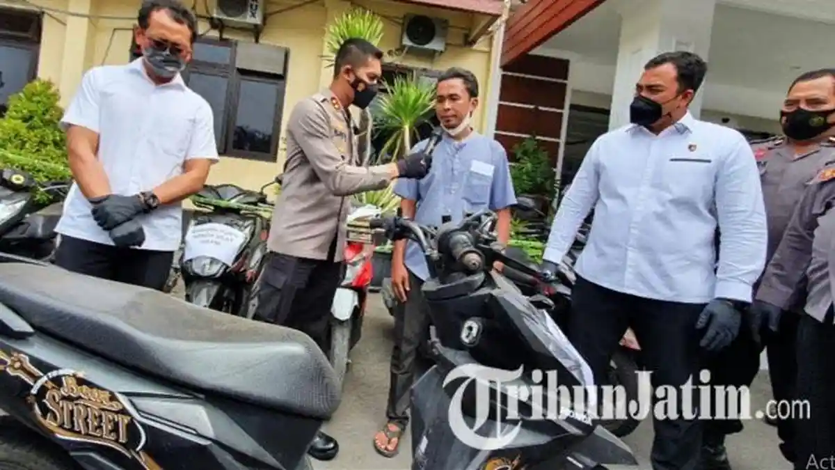 Warga Sidoarjo Bahagia, Matanya Berkaca-kaca Saat Motornya yang Hilang Bisa Kembali ke Tangan