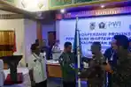 Ketua-PWI-Pusat-Atal-S-Depari-memberikan-petaka-bendera-PWI.jpg