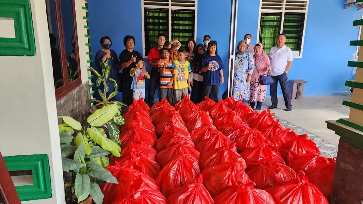 Alumni SMP Santo Paulus Pangkalpinang Angkatan 1973 Berbagi 150 Paket Sembako