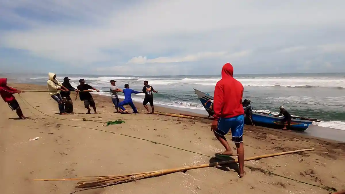 Heboh Kapal Cahaya Abadi Terdampar di Cikelet Garut, Awak Kapal Raib, Diduga Alami Kecelakaan Laut