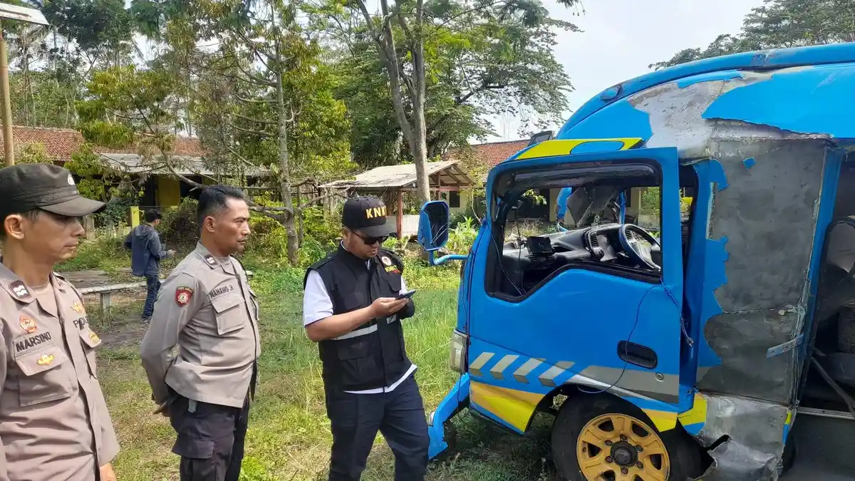 KNKT Periksa Bangkai Minibus Isuzu ElF yang Terlibat Kecekalan Kereta Api di Lumajang 
