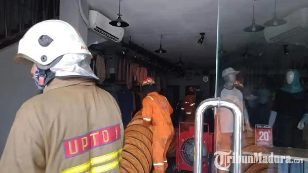 Kebakaran di Toko Baju Jalan Rungkut Industri Padam, Api Diduga Berasal dari Ruang Panel Listrik