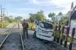 Minibus-tertabrak-kereta-api-sebanyak-enam-orang-dilarikan-ke-rumah-sakit-di-Kota-Padangda.jpg