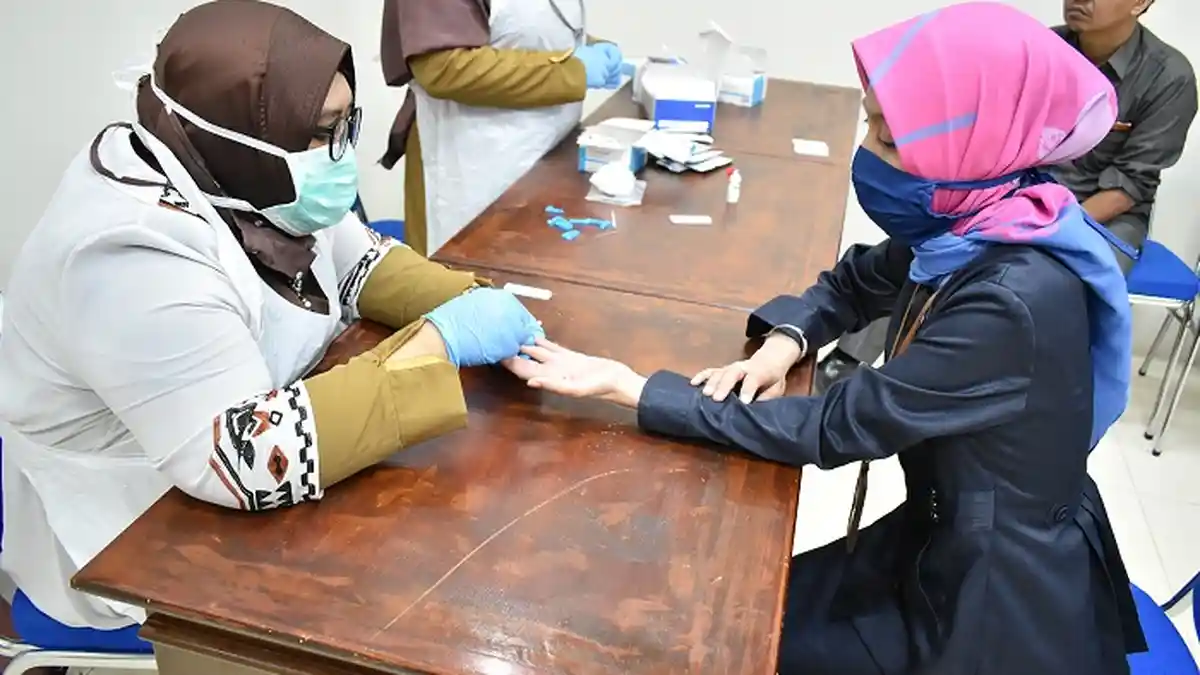 Ketua PN Simpang Tiga Redelong Beserta 7 Hakim dan Pegawainya Jalani Rapid Test, Ini Hasilnya