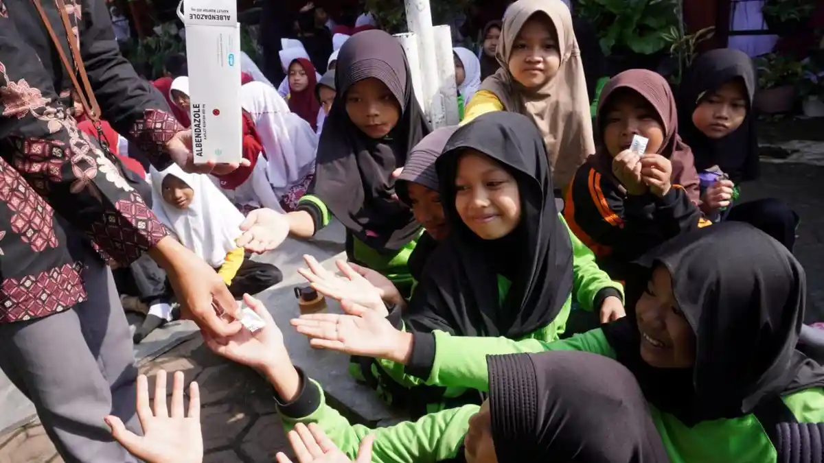 Pelajar di SDN Rancamanyar 3 Kabupaten Bandung Minum Obat Cacing