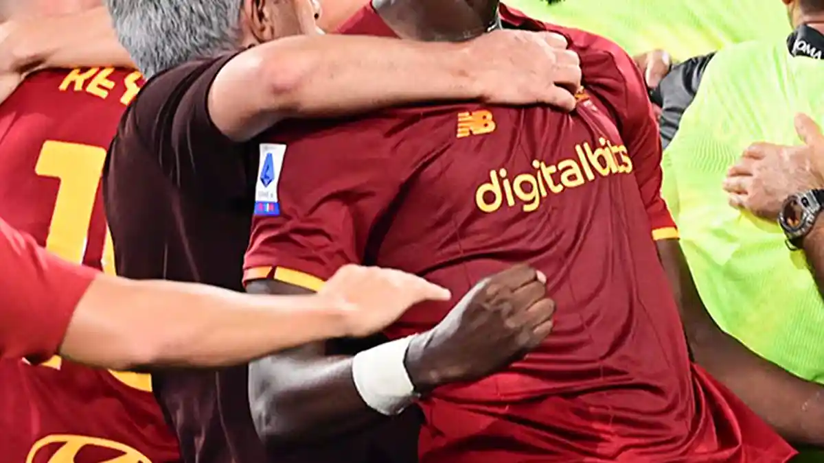 Berita AS Roma - Tammy Abraham Diminta Mourinho Jadi Monster, Mkhitaryan Main 5 Tahun Lagi