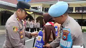 Kapolres-Pelabuhan-Tanjung-Perak-AKBP-Wahyu-Hidayat-mengukuhkan-puluhan-Polisi-Siswa.jpg