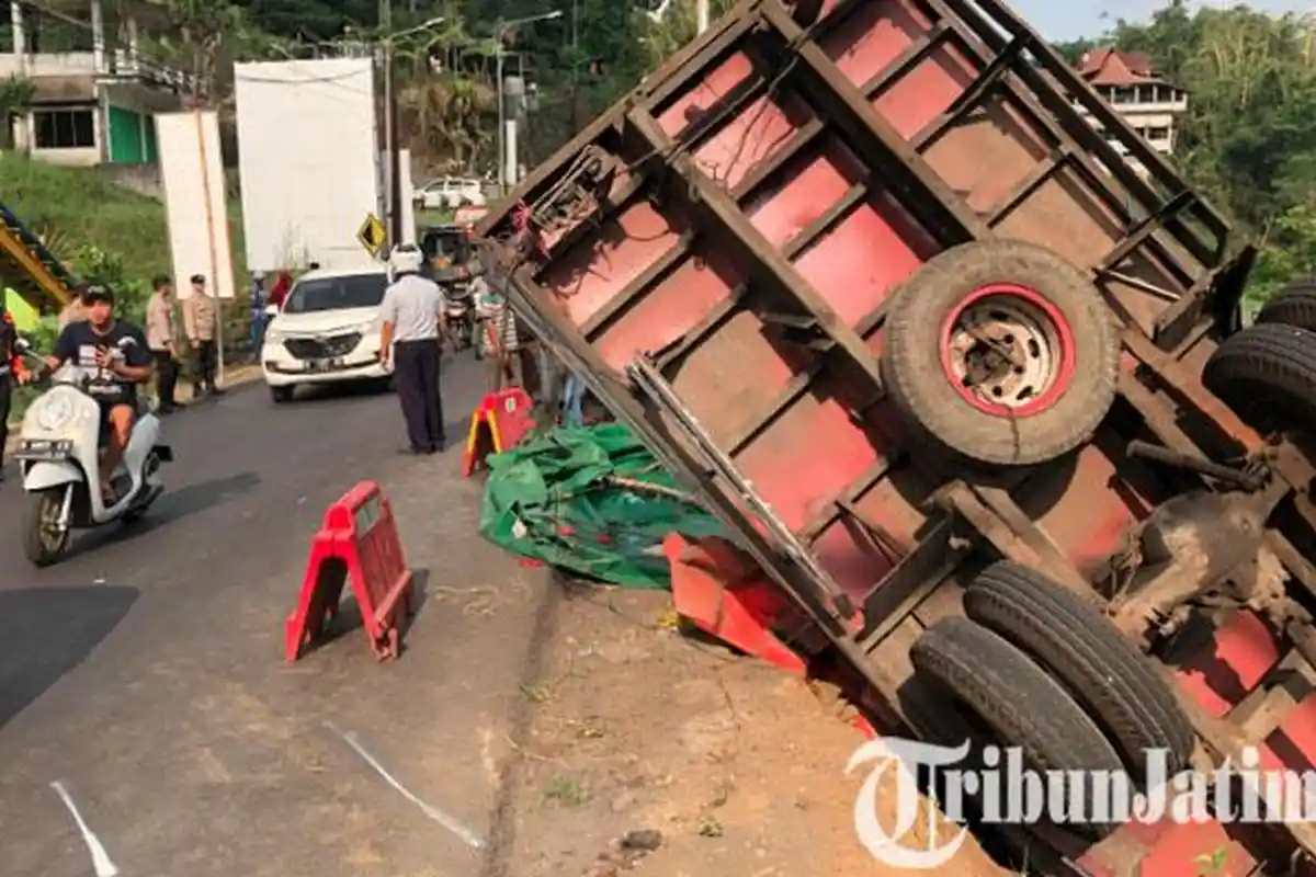 Kecelakaan di Kota Batu, Diduga Tak Kuat Menanjak, Truk Muatan Galon Terjun ke Jurang Susuh