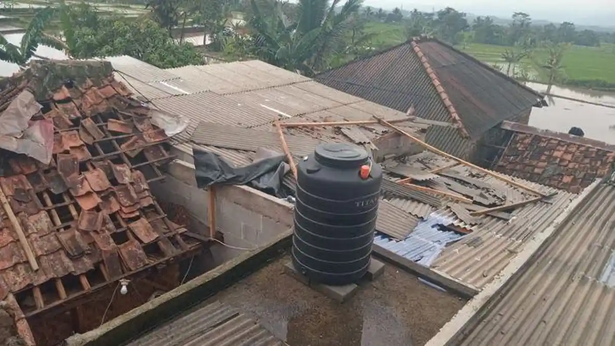 Belasan Rumah Warga Pasir Randu di Cianjur Rusak Diterjang Angin Kencang