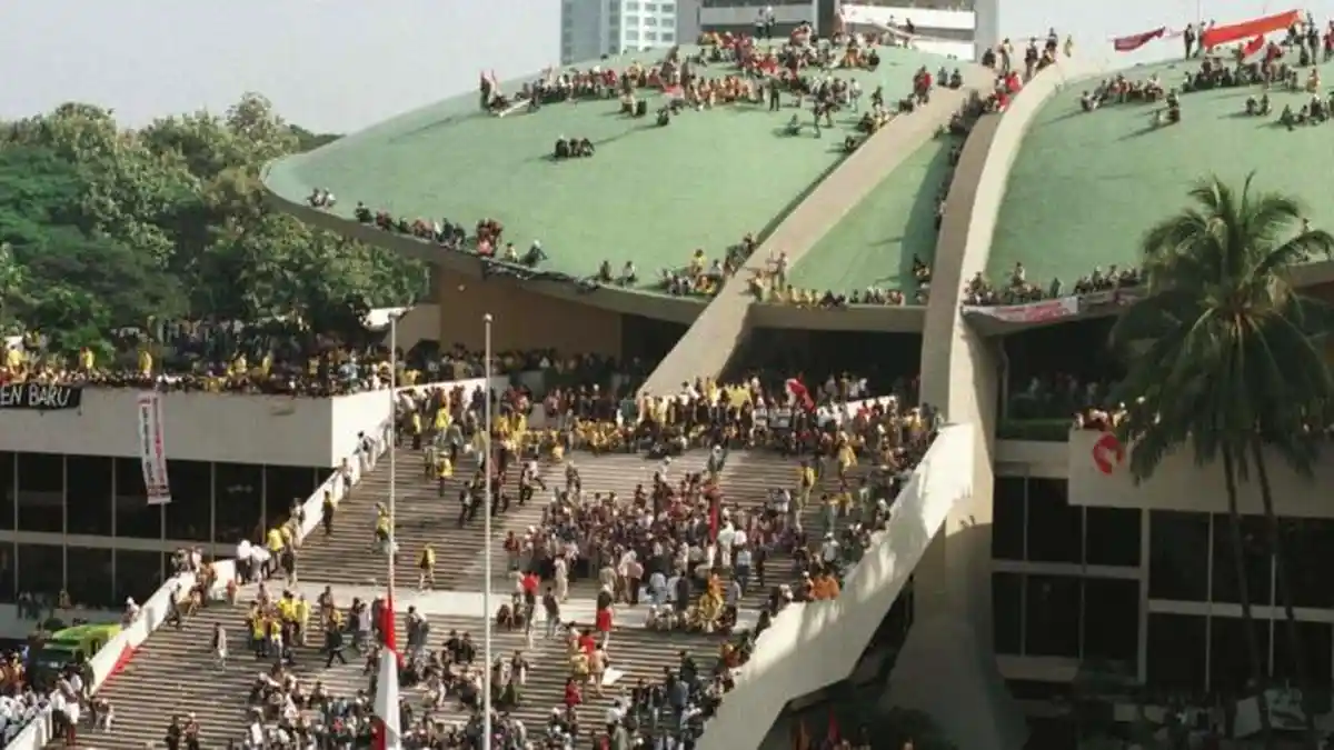Soeharto di Mesir Saat Kerusuhan Mei 1998 Meletus, Militer Duduki Ibu Kota, Yusril Bertemu Prabowo