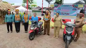 Bupati-Manokwari-Hermus-Indou-menyerahkan-motor-ke-puskesmas-Sowi-dan-ahli-gizi.jpg