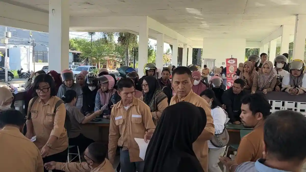 Antrean Mengular, Paket Sembako Pasar Murah di Mamuju Ludes dalam 2 Jam