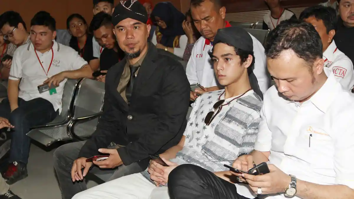 Kerap Kunjungi Ahmad Dhani di Penjara, Al Ghazali Lihat Perubahan Pada Sang Ayah