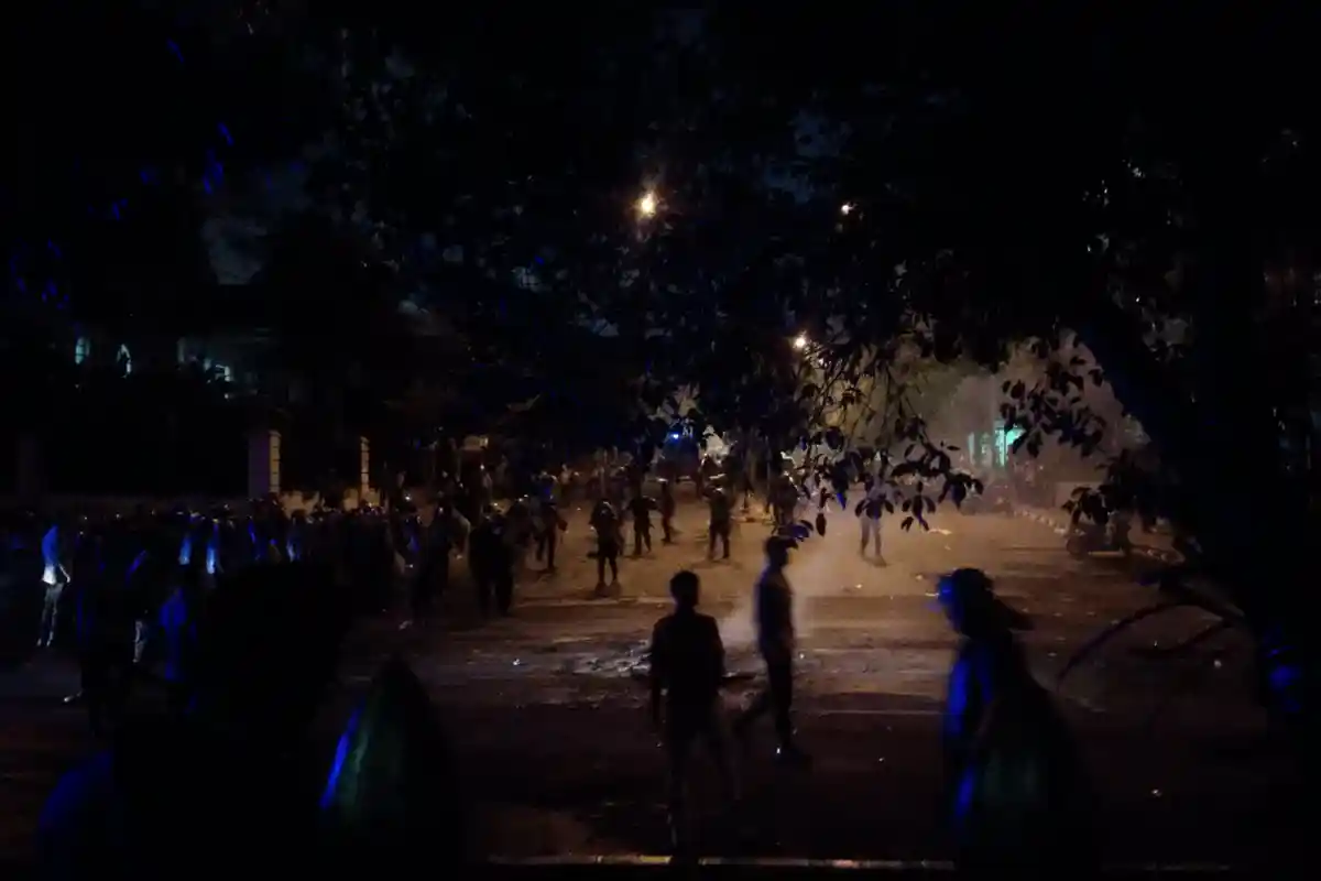 Tembakan Gas Air Mata Bubarkan Massa Pendemo di Bandung, Polisi Membubarkan Atas Nama Undang-undang