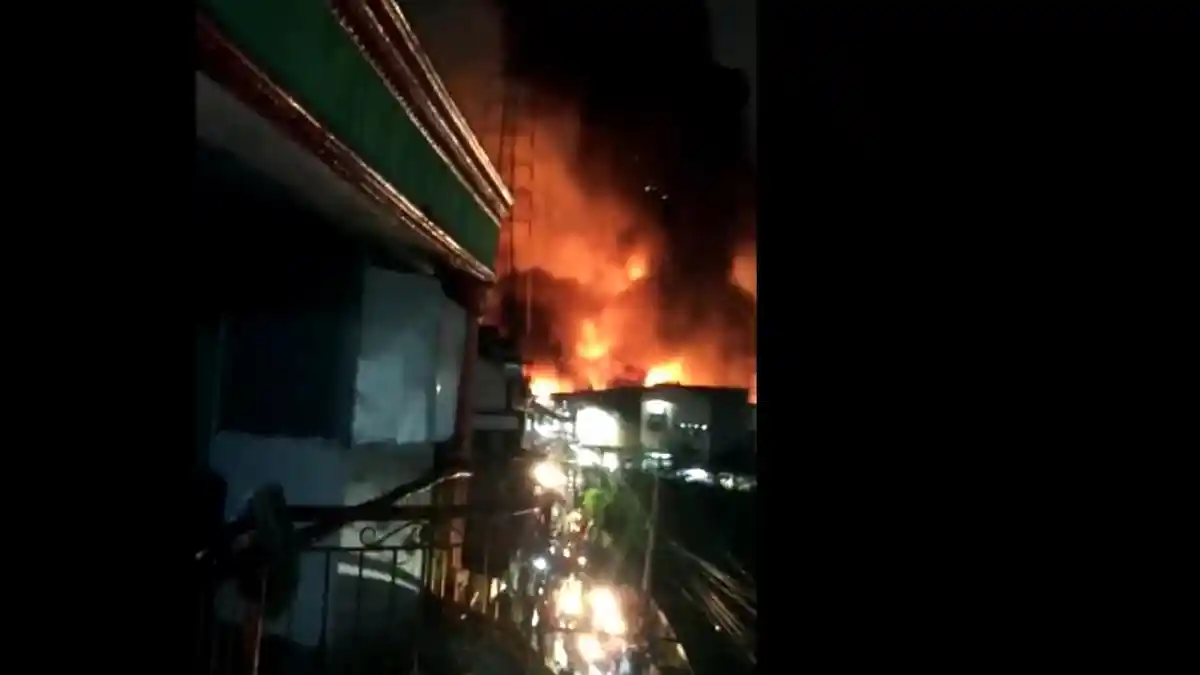 BREAKING NEWS: Ada Suara Ledakan ketika Pipa Bensin Depo Pertamina Plumpang Terbakar