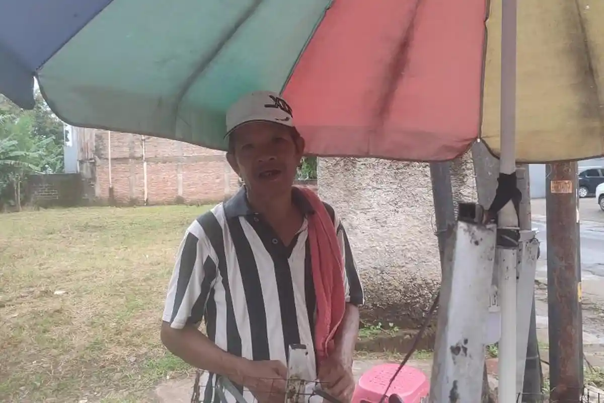 Kisah Wahidi Jualan Gorengan Demi Buah Hati Lulus SMA: Bapaknya Boleh Gak Sekolah, Tapi Anak Jangan