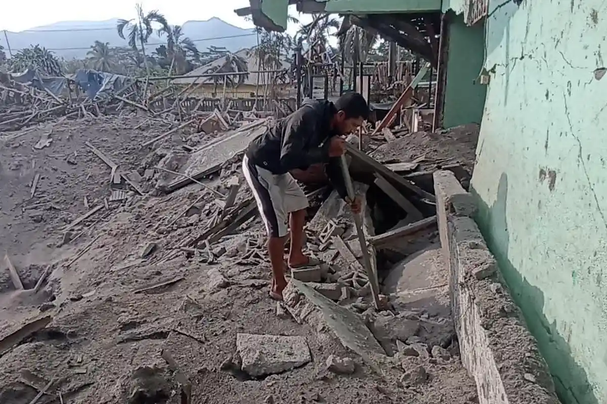 Antonius Lihat Puing-puing Rumah yang Sudah Hancur Pasca Gunung Lewotobi Meletus di Flores Timur
