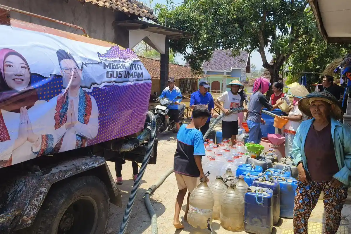 Peduli Kemanusiaan, Vivit-Gus Umam Kirim Bantuan Air Bersih ke Desa Terdampak Kekeringan di Rembang