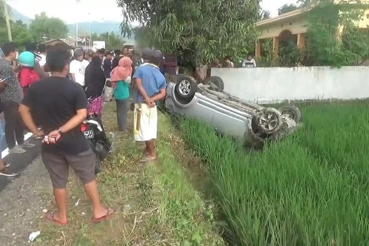 BREAKING NEWS: Pengendara Motor Tewas Ditabrak Minibus Melaju Kencang di Polman