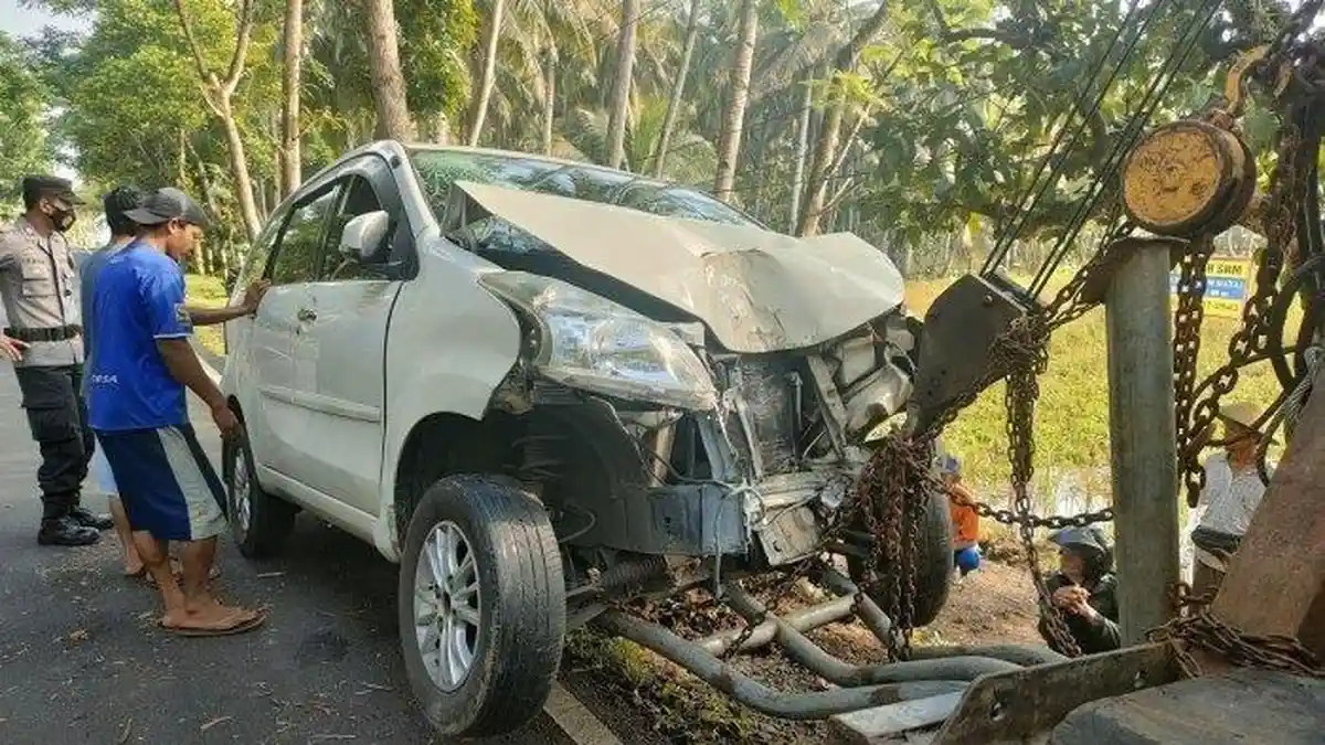 Avanza Rombongan Wisatawan Tabrak Mahoni Gara-gara Lajunya Digunting Bus