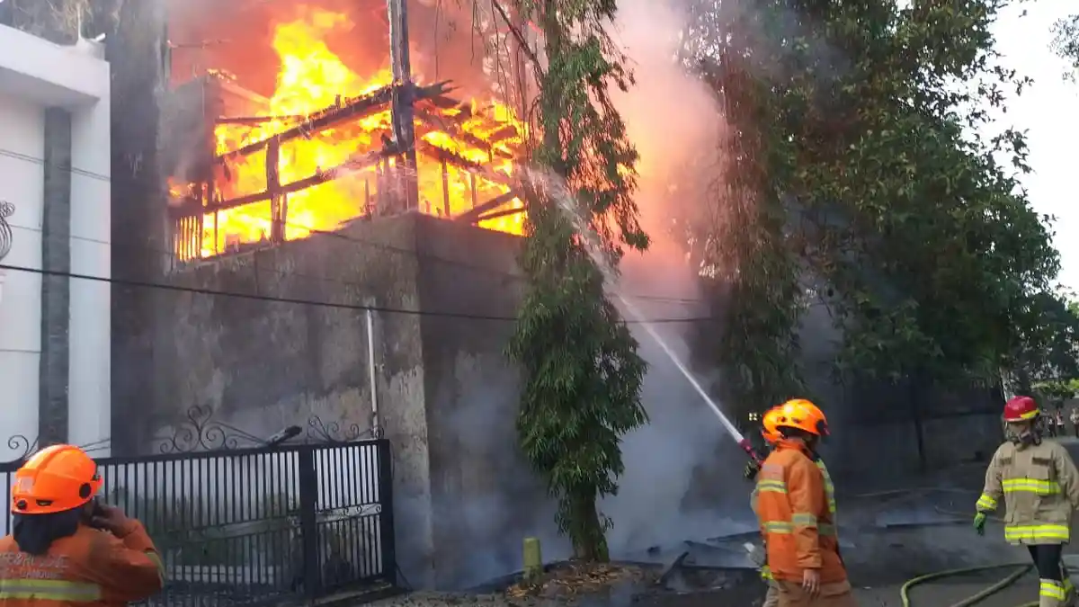 Rumah Empat Lantai Terbakar di Dago Kota Bandung, Lantai Dua Hingga Empat Ludes