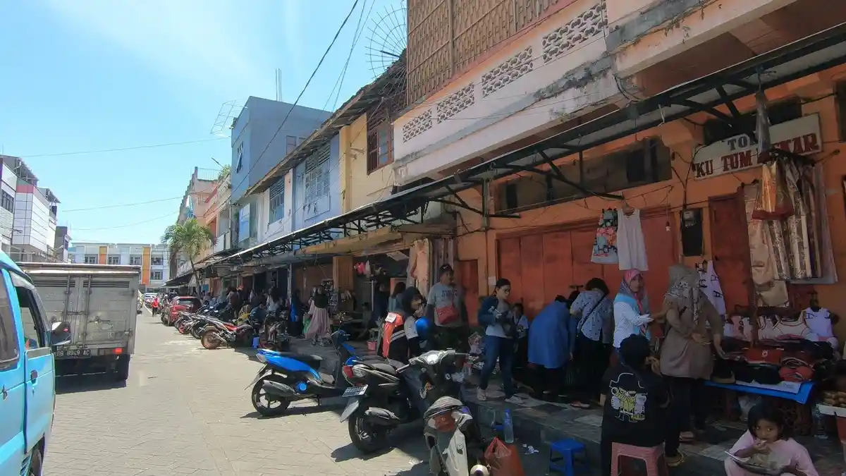 Jelang Hari Raya Idul Fitri, Pasar 45 Manado Ramai Pengunjung