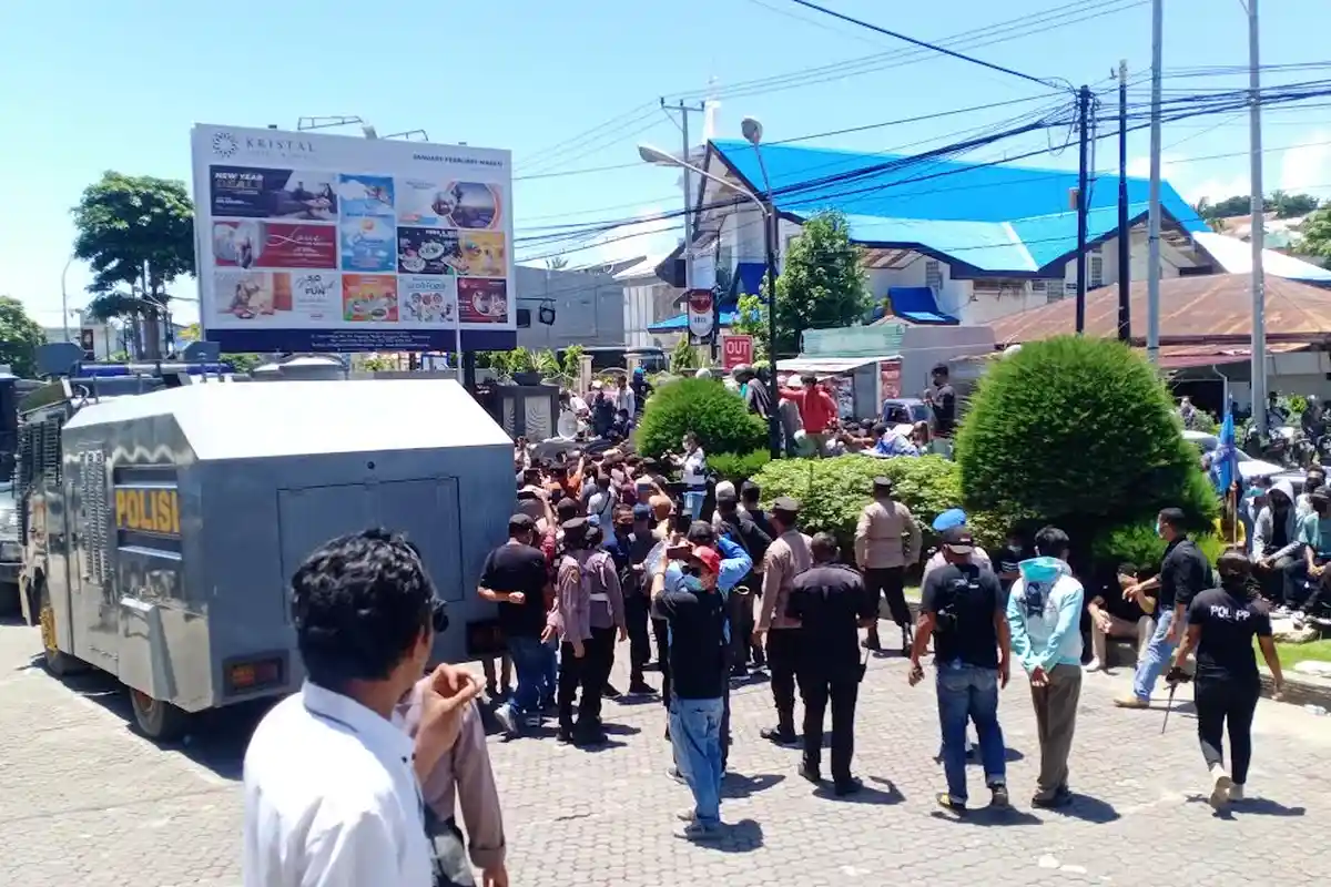 Personel Polres Kupang Kota Amankan Aksi Unjuk Rasa Simpatisan Kader Demokrat Jeriko