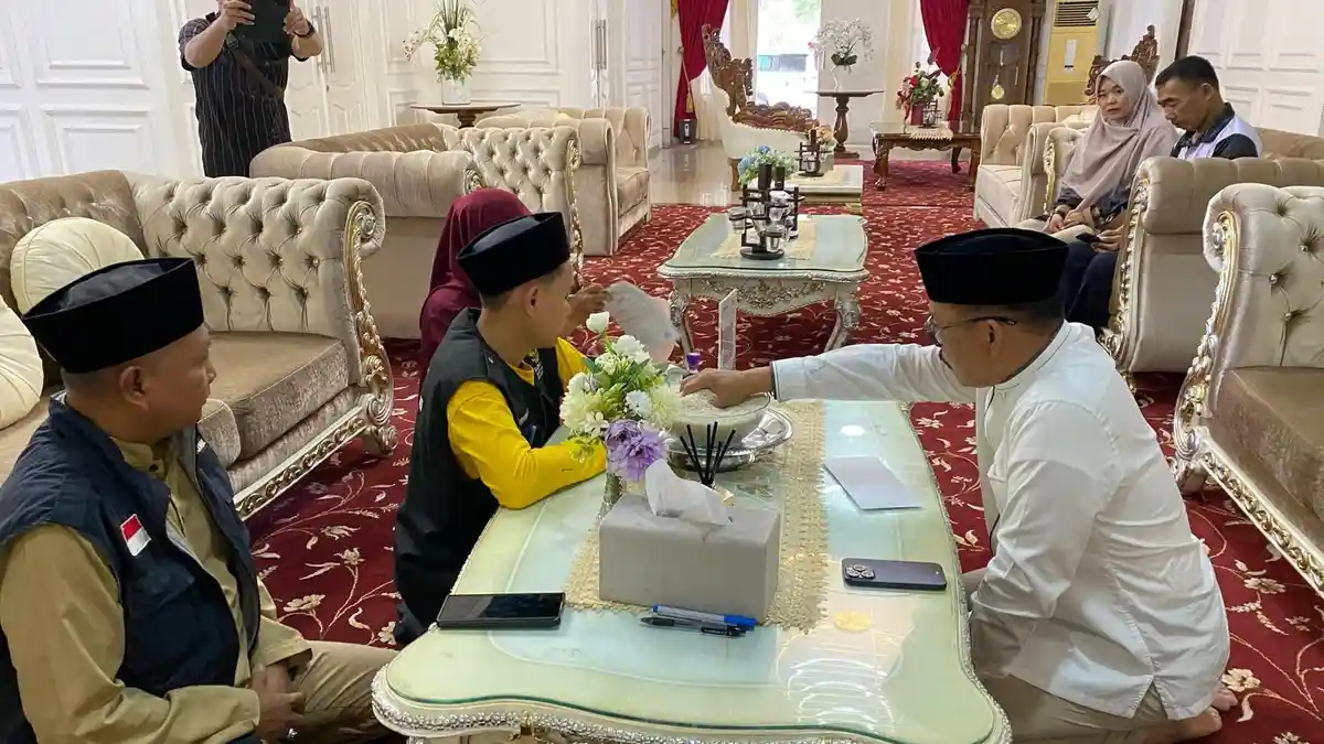 ,Gubernur Sulbar Suhardi Duka Tunaikan Zakat