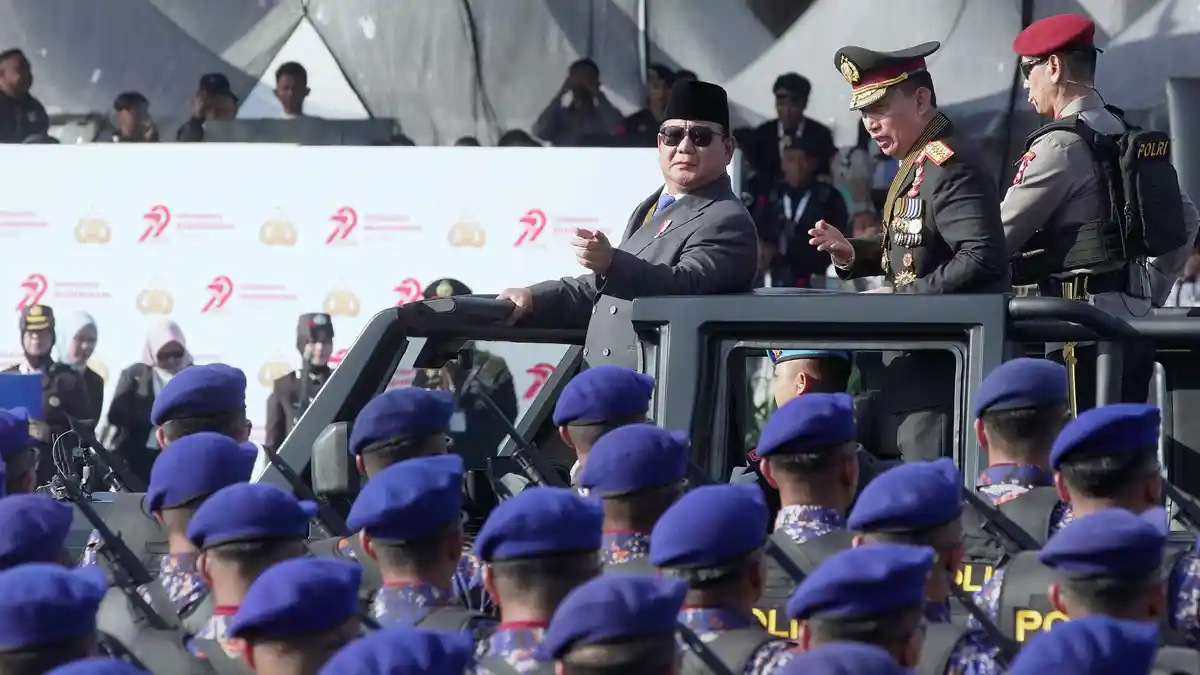 5 Momen Unik HUT Bhayangkara 2025: Robot Humanoid Polri Hormat ke Prabowo, Bhayangkari Terjun Payung