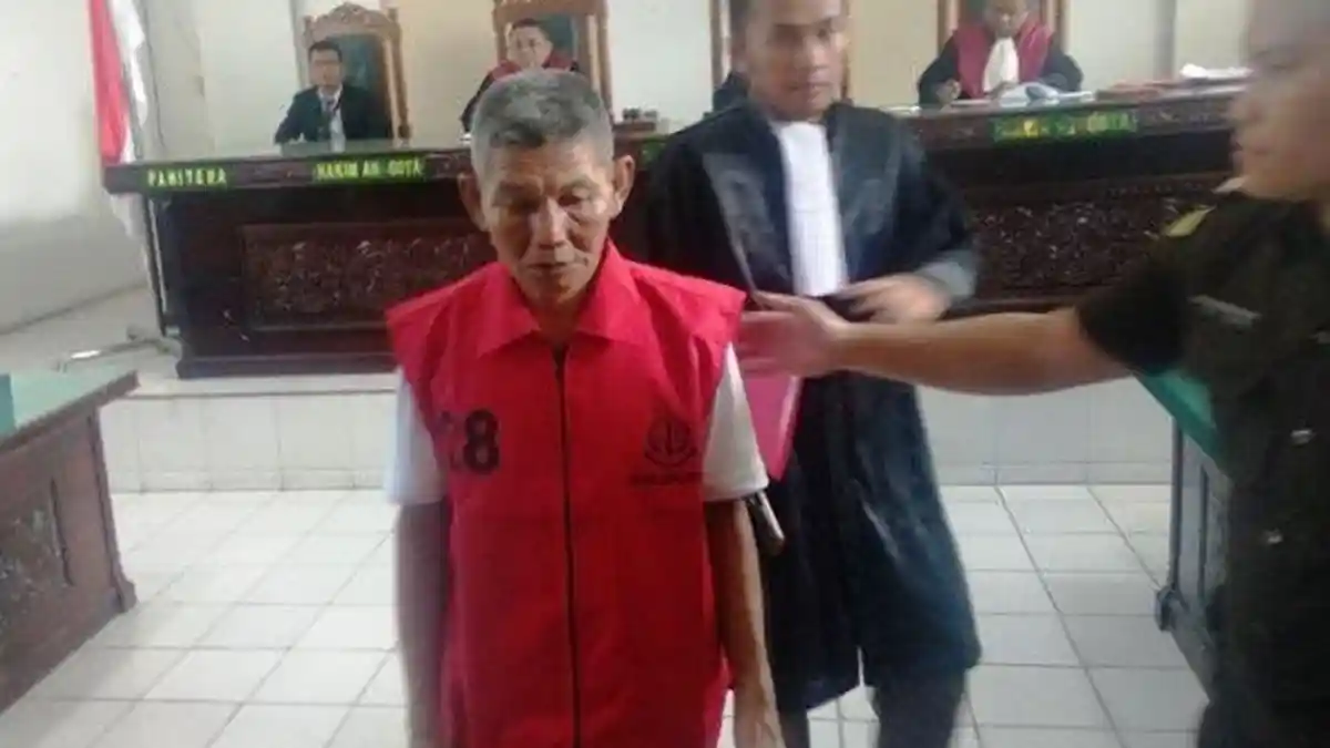 Cerita Seorang Kakek Divonis 2 Bulan Penjara Gara-gara Memungut Getah Karet Seharga Rp17 Ribu
