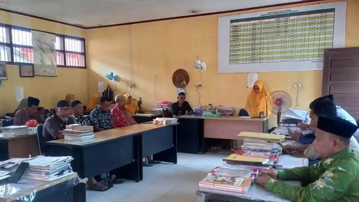 MIN 15 Aceh Selatan Butuh Perhatian Serius, Bupati Turun Tangan Bantu Mebel Sekolah