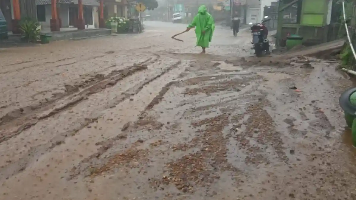 Banjir Lumpur Terjadi di Kota Batu, Pohon Melintang di Jalan