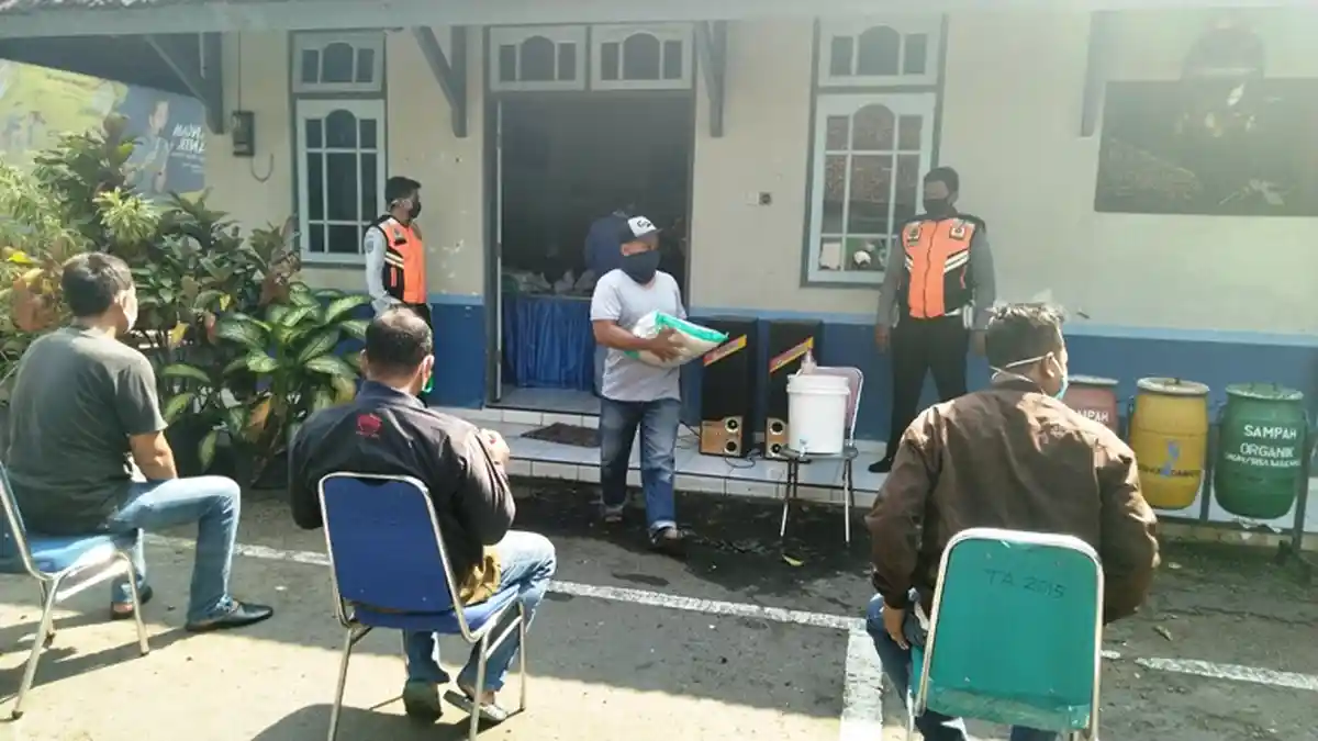 685 Tukang Becak dan Ojek di Kudus Terima Bantuan Beras 10 Kg‎ dan Uang