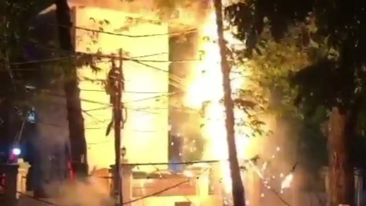 Kabel PLN yang Terbakar di Kebayoran Baru Ambruk dan Tutupi Jalan