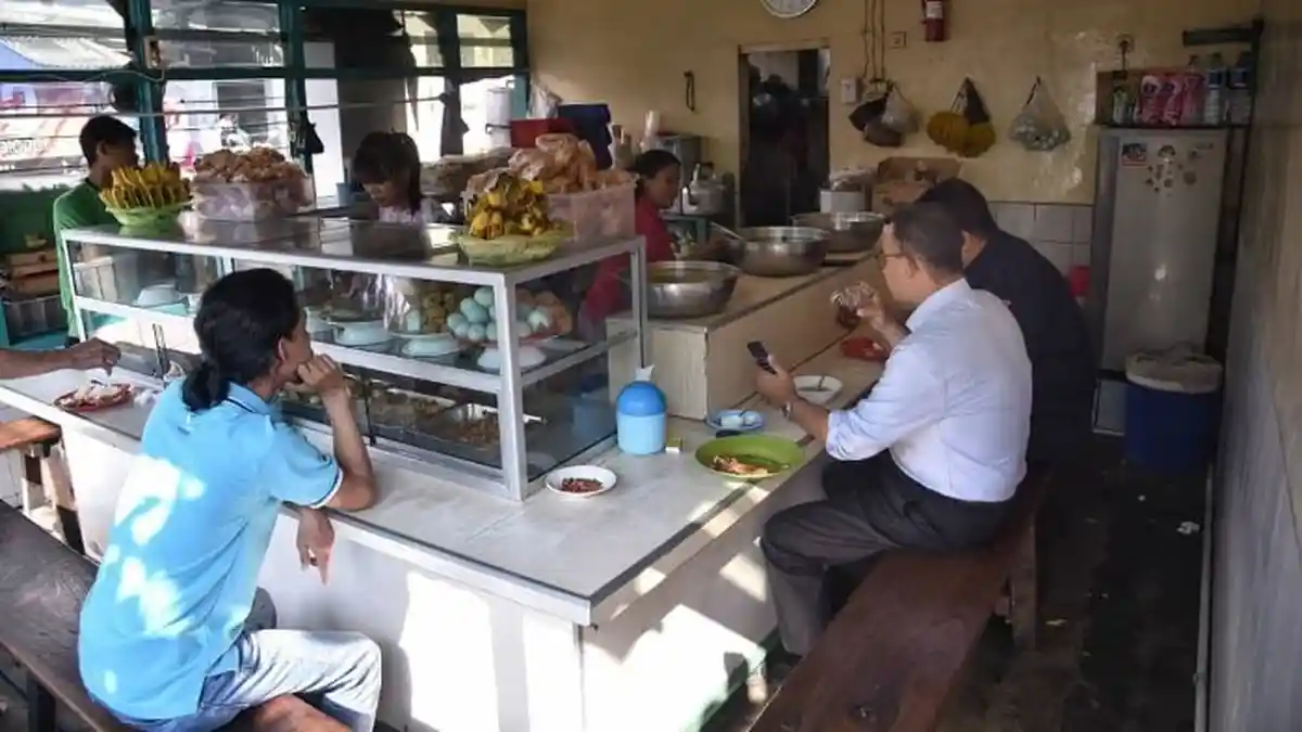 Usai Bertemu Para Gubernur se-ASEAN, Anies Baswedan Mampir Makan di Warteg, Ini Menu Pilihannya
