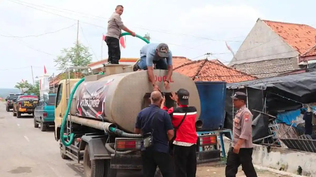 Suplai PDAM Macet, Warga Kalianget Sumenep Dapat Bantuan Air Bersih