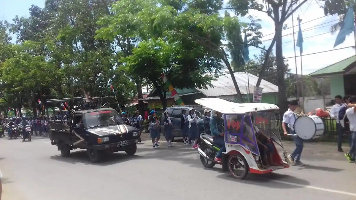 FOTO: Siswa SMA Kristen Rantepao Latihan Marching Band di Jalan Raya - latihan-marching-band_20160810_120925.jpg