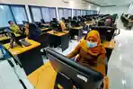 mencoba-komputer-di-ruang-cat-di-kantor-bkd-ntb.jpg