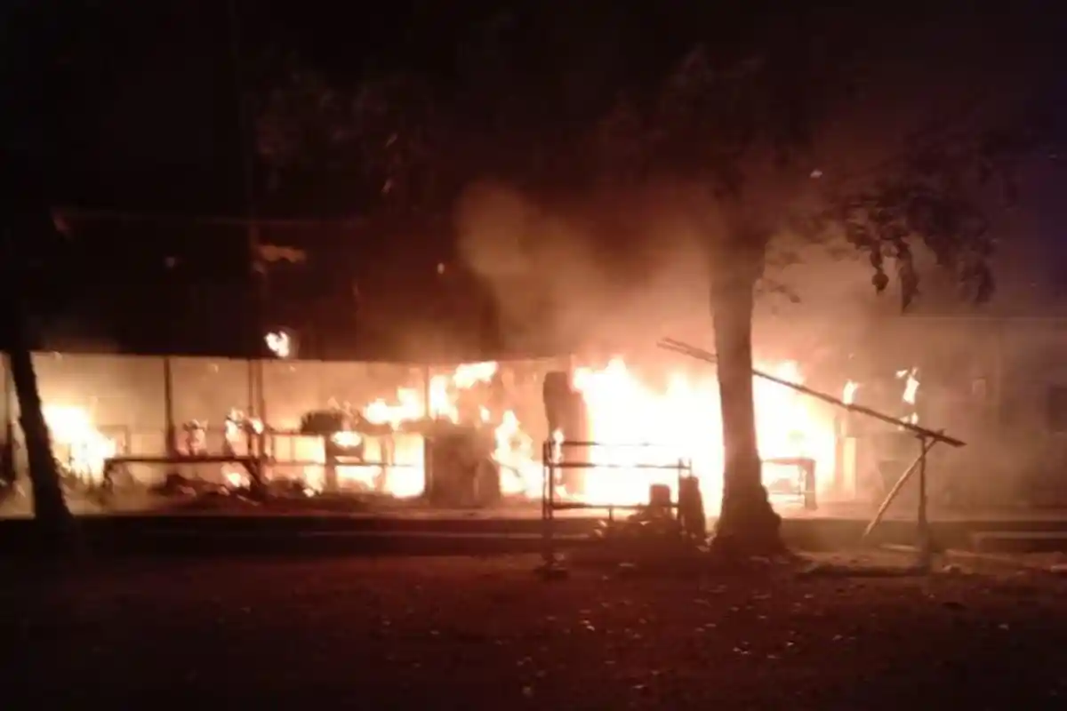 9 Lapak PKL di Alun-alun Besuki Situbondo Terbakar, Kerugian Mencapai Rp 100 Juta