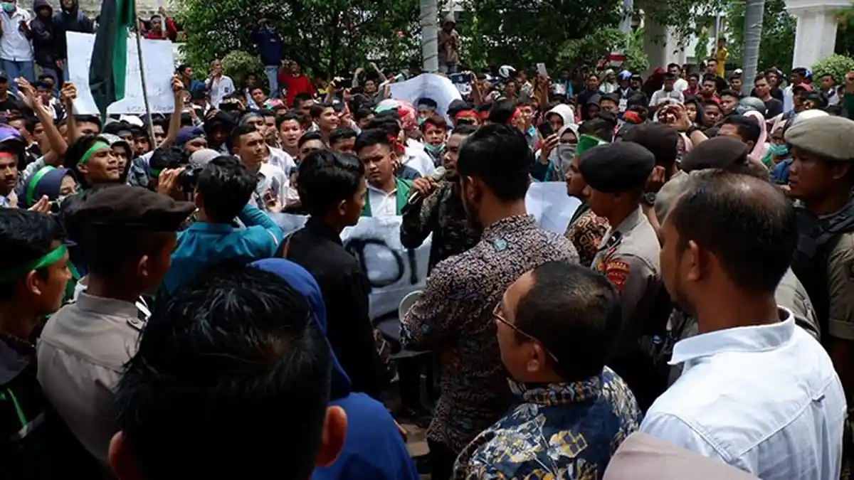 HMI Bersama Seratusan Siswa Demo DPRK Lhokseumawe