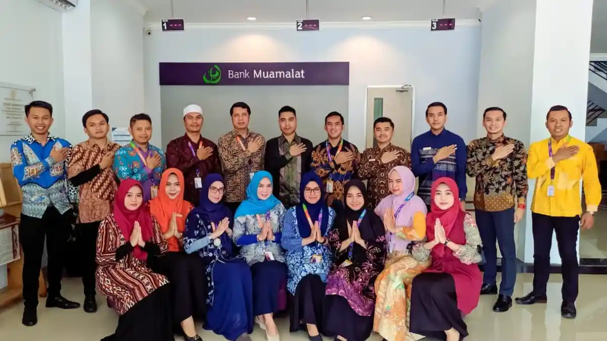 Kenakan Batik, Karyawan Perbankan Syariah di Palu Turut Peringati Hari Batik Nasional